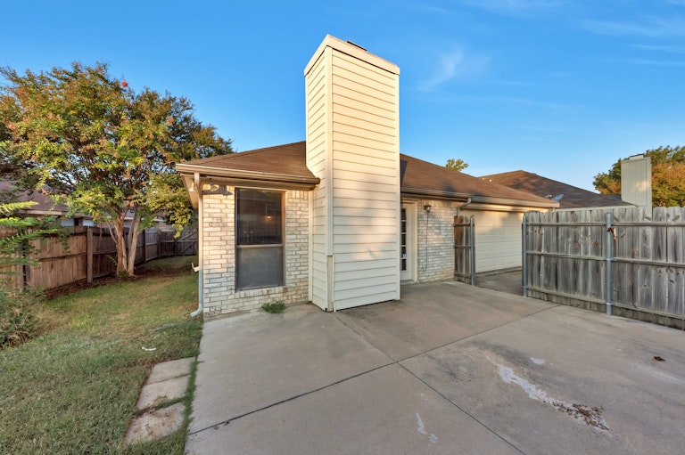 Photo 5 of 24 - 6944 Bentley Ave, Fort Worth, TX 76137