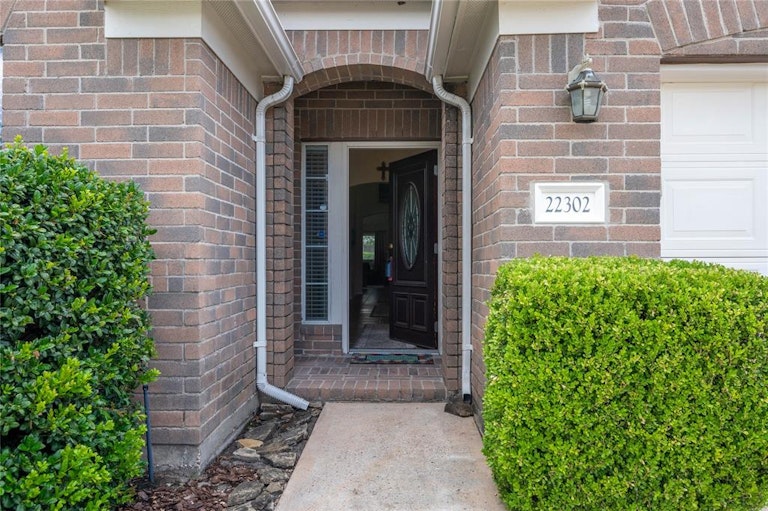 Photo 2 of 33 - 22302 Lamaster Ln, Spring, TX 77373