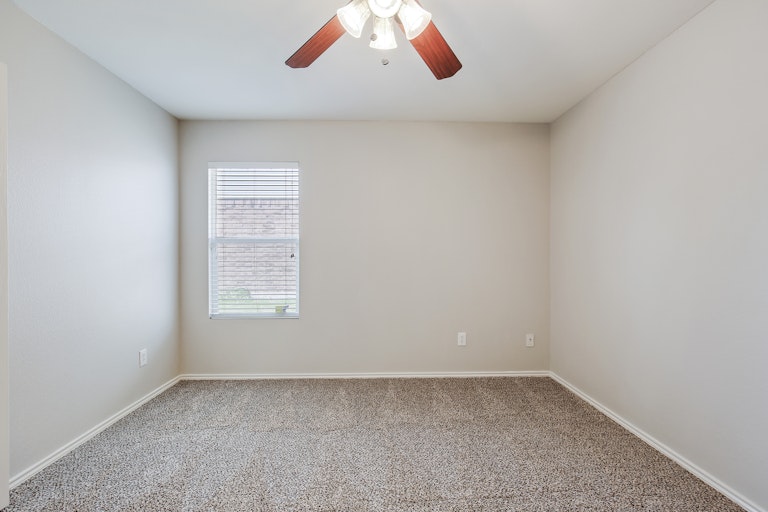 Photo 14 of 26 - 16728 Woodside Dr, Justin, TX 76247
