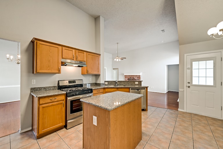 Photo 9 of 28 - 2705 Granite Ave, Sachse, TX 75048