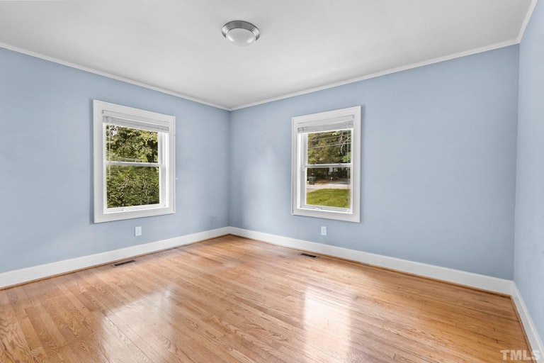 Photo 5 of 20 - 311 W Poplar Ave, Carrboro, NC 27510