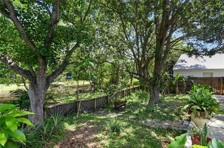 Photo 25 of 33 - 3829 Pickwick Dr, Orlando, FL 32817