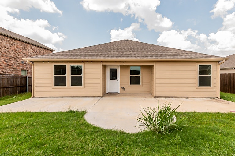 Photo 7 of 25 - 1307 Bent Grass Dr, Princeton, TX 75407