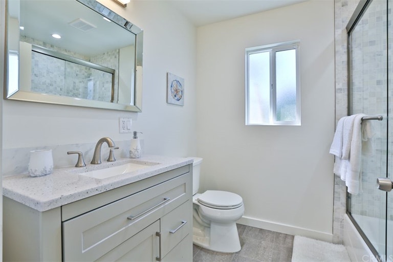 Photo 19 of 36 - 4211 W Woodland Ave, Burbank, CA 91505