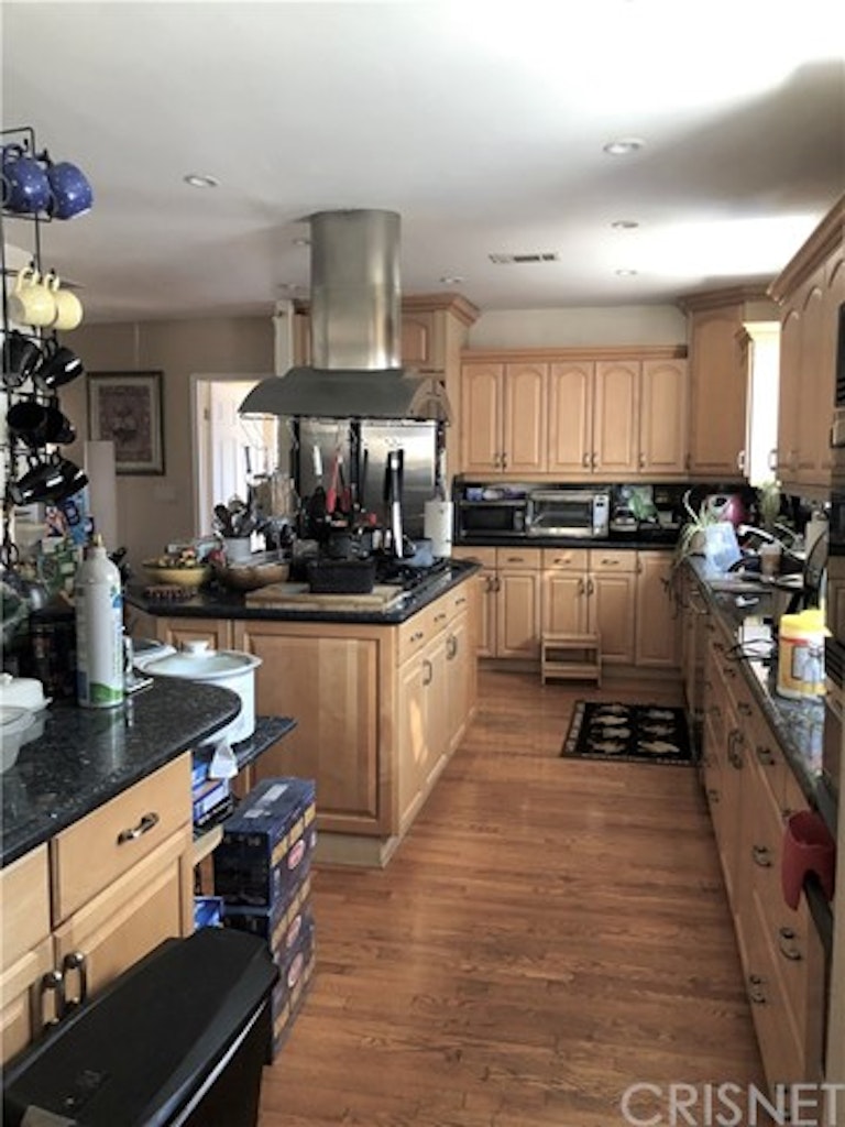 Photo 4 of 28 - 6910 Newcastle Ave, Reseda, CA 91335
