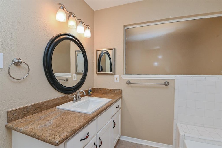 Photo 23 of 32 - 7350 Kirby Dr #37, Houston, TX 77030