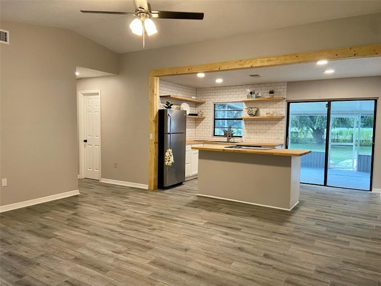 Photo 5 of 18 - 533 Fox Lake Dr, Lakeland, FL 33809