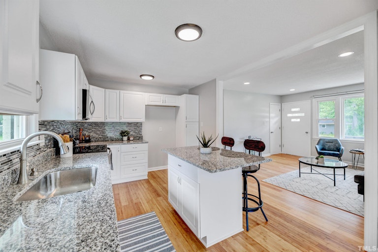 Photo 11 of 36 - 818 Shannon Dr, Chapel Hill, NC 27516