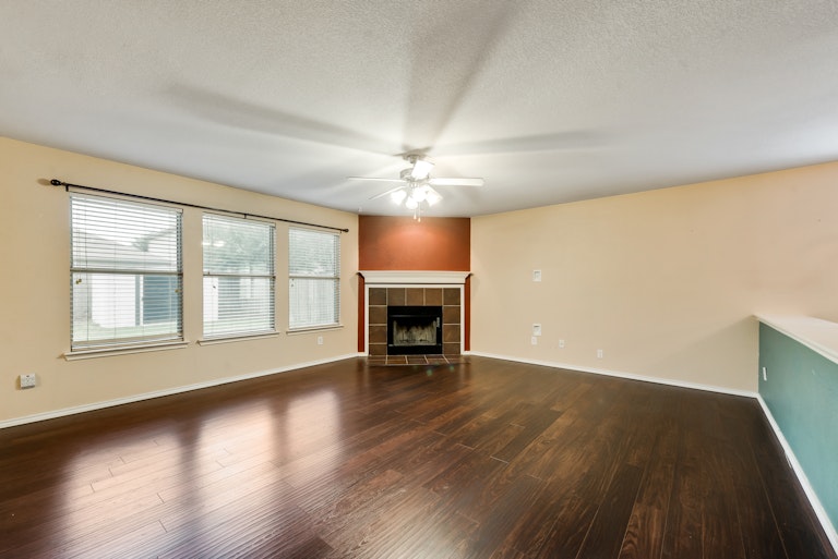 Photo 4 of 25 - 3700 Diamond Ranch Rd, Roanoke, TX 76262