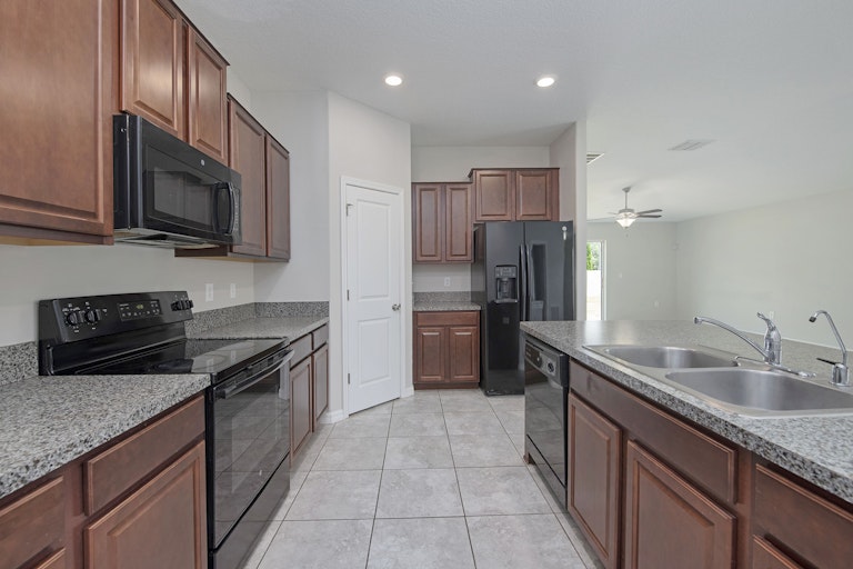 Photo 4 of 17 - 325 Cascade Bend Dr, Ruskin, FL 33570