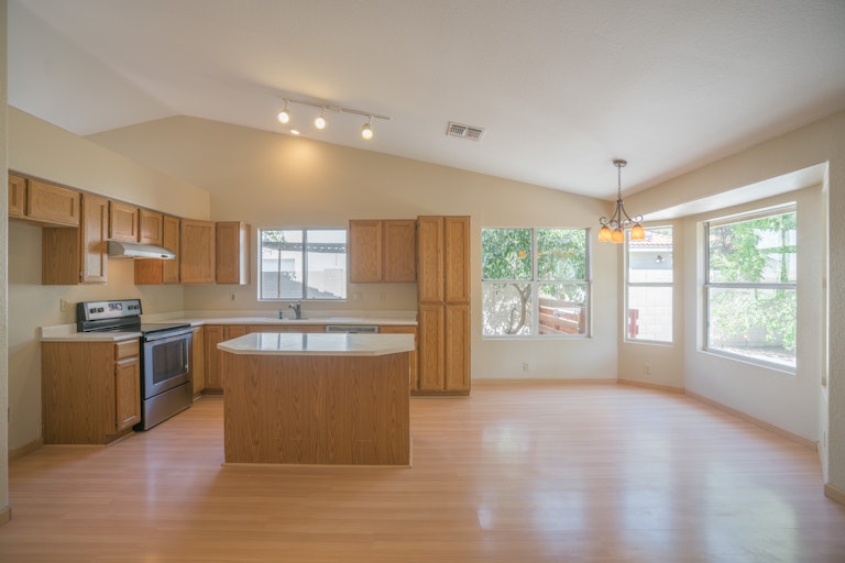 Photo 2 of 26 - 6251 W Kings Ave, Glendale, AZ 85306