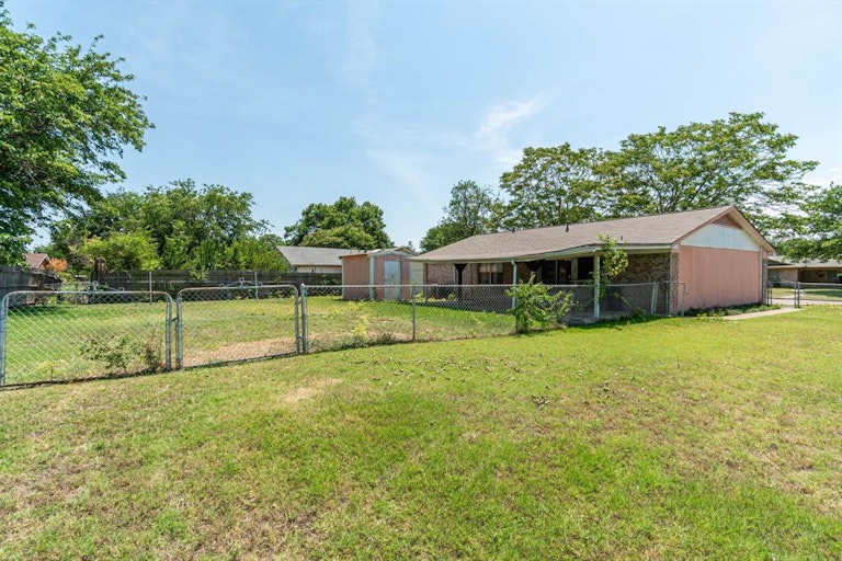 Photo 14 of 17 - 2110 Edna Smith Dr, Garland, TX 75040
