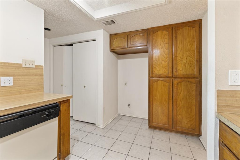 Photo 11 of 26 - 1108 Royalcrest Dr, Arlington, TX 76017