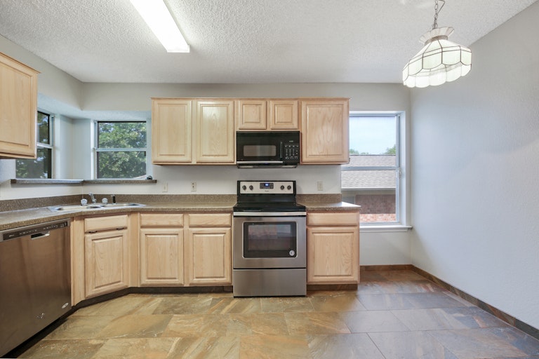Photo 11 of 25 - 10605 Cobblestone Dr, Benbrook, TX 76126