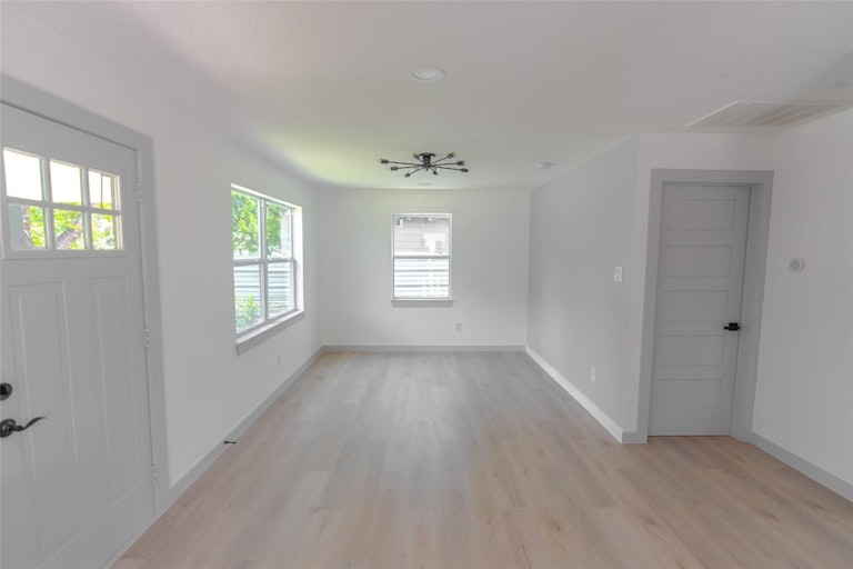 Photo 2 of 11 - 3612 Easy St, Houston, TX 77026