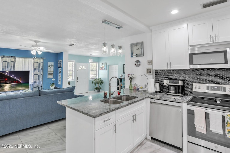 Photo 6 of 27 - 557 Laurina St, Jacksonville, FL 32216