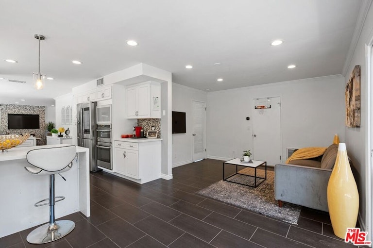 Photo 18 of 37 - 22334 Liberty Bell Rd, Calabasas, CA 91302