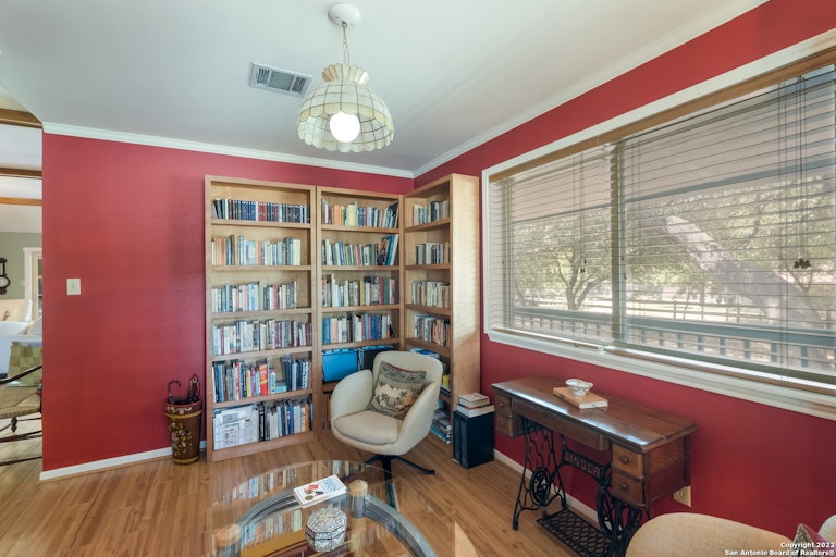 Photo 9 of 28 - 6634 Country View Ln, San Antonio, TX 78240