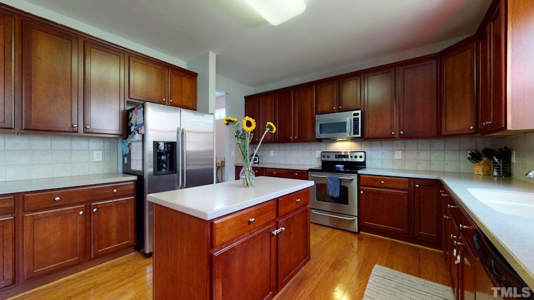 Photo 9 of 40 - 6209 Sparkling Brook Dr, Raleigh, NC 27616