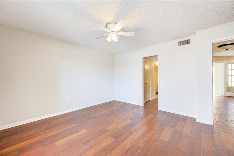 Photo 14 of 37 - 12200 Overbrook Ln #31A, Houston, TX 77077