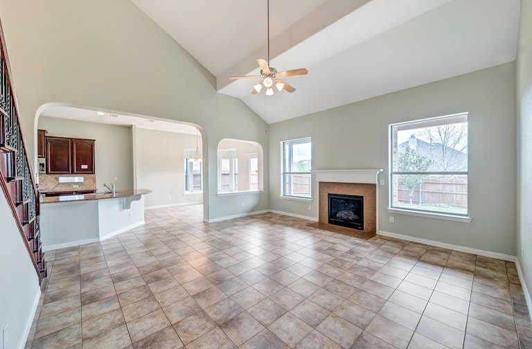 Photo 11 of 33 - 953 Tara Dr, Burleson, TX 76028