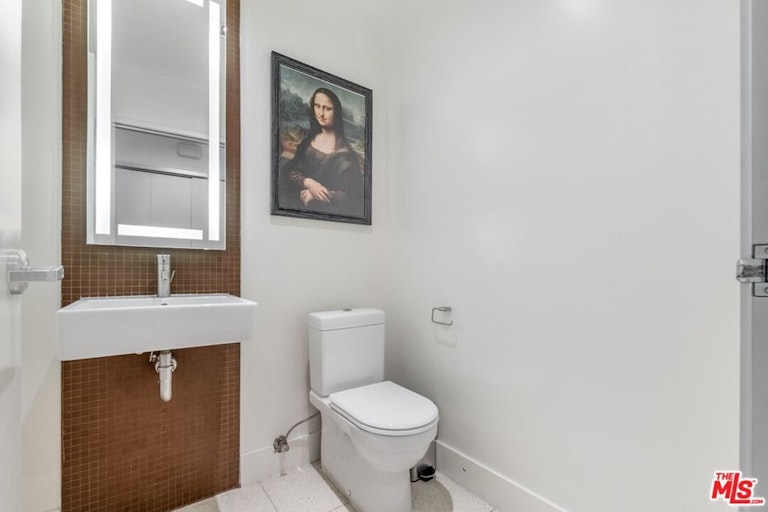 Photo 3 of 19 - 6735 Yucca St #206, Los Angeles, CA 90028