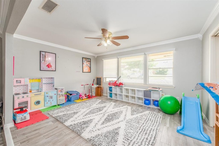 Photo 11 of 23 - 3805 Glenmont Dr, Fort Worth, TX 76133
