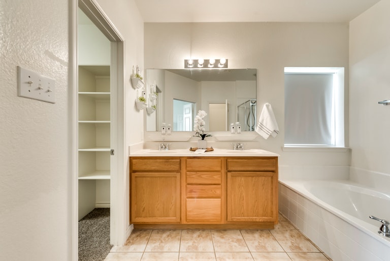 Photo 21 of 37 - 229 Willowlake Dr, Little Elm, TX 75068