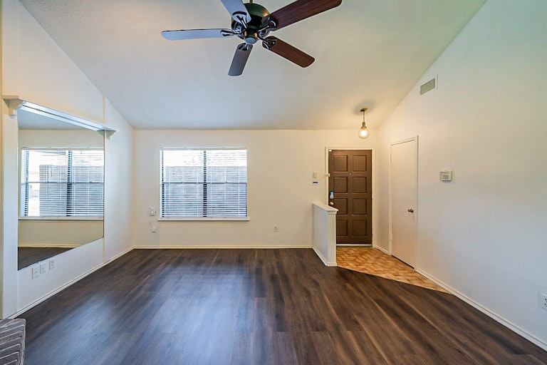 Photo 11 of 28 - 26 Parkbriar Cir, Baytown, TX 77521