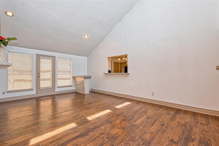 Photo 15 of 48 - 13127 Hollowcreek Park Dr, Houston, TX 77082