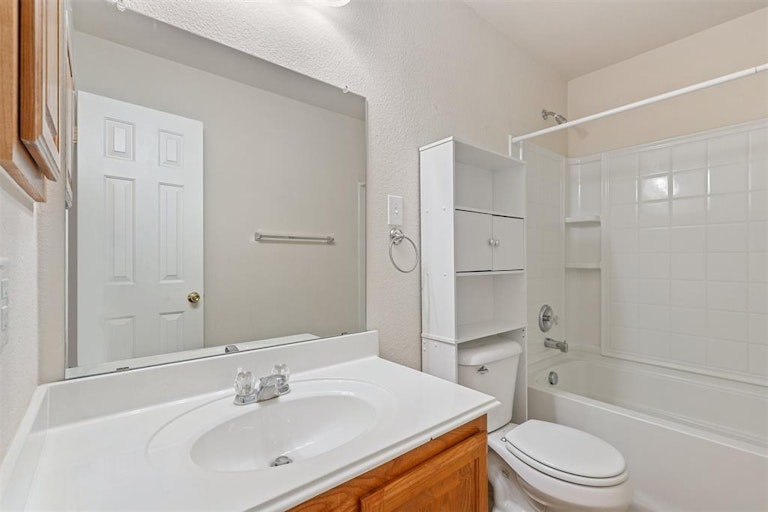 Photo 20 of 25 - 10121 Sourwood Dr, Fort Worth, TX 76244