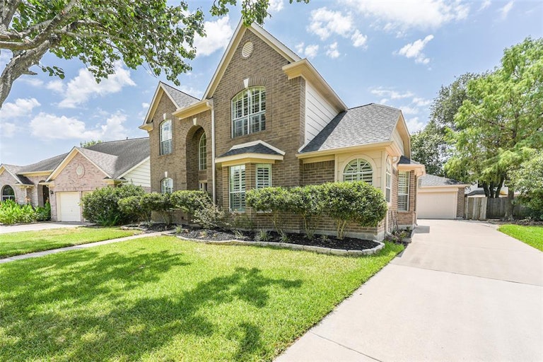 Photo 3 of 26 - 9811 Therrell Dr, Houston, TX 77064