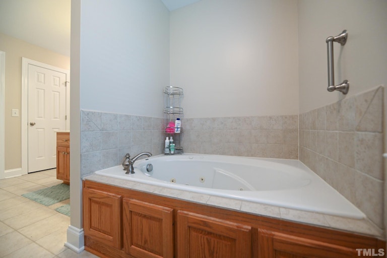 Photo 23 of 40 - 142 Mill Branch Cir, Fuquay Varina, NC 27526