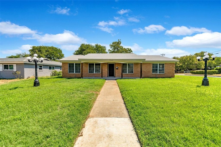 Photo 1 of 34 - 1341 Stafford Dr, Fort Worth, TX 76134