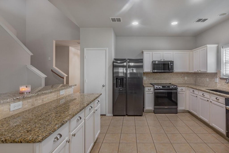 Photo 12 of 36 - 2854 Gospel Dr, Dallas, TX 75237