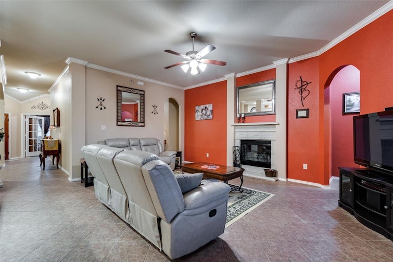 Photo 14 of 35 - 10304 Fossil Valley Dr, Fort Worth, TX 76131