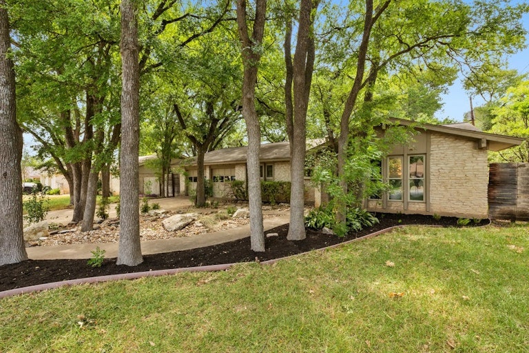 Photo 2 of 26 - 12904 Trailwood Rd, Austin, TX 78727