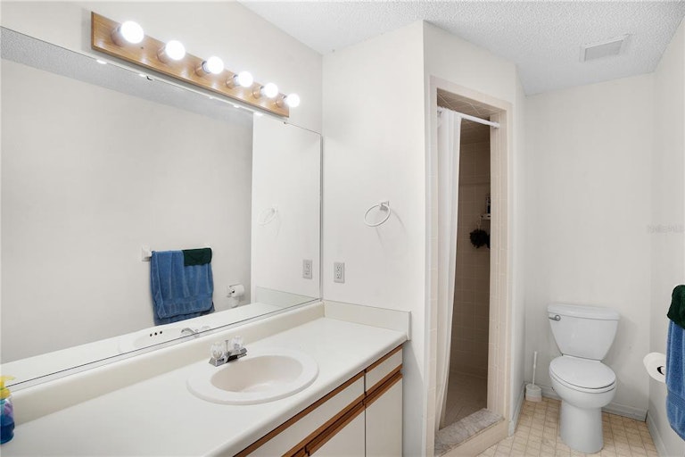 Photo 8 of 31 - 33436 Picciola Dr, Fruitland Park, FL 34731