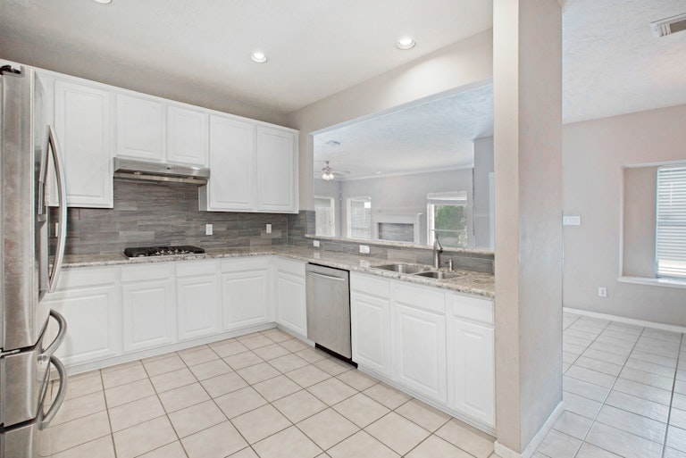 Photo 2 of 17 - 11919 Lakewood Hills Dr, Tomball, TX 77377
