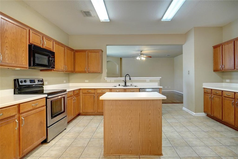 Photo 16 of 34 - 1709 White Dove Ln, Denton, TX 76210