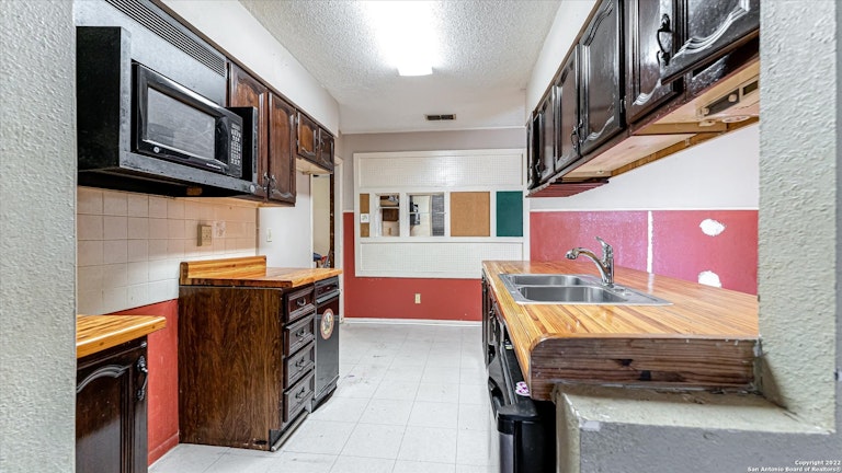 Photo 9 of 25 - 7323 Timber Ridge Dr, San Antonio, TX 78227