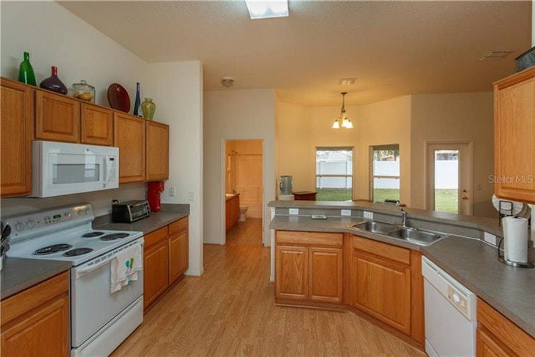Photo 13 of 25 - 469 Newhearth Cir, Winter Garden, FL 34787