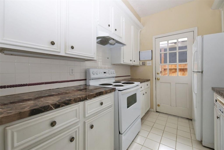 Photo 9 of 28 - 727 Bunker Hill Rd #40, Houston, TX 77024