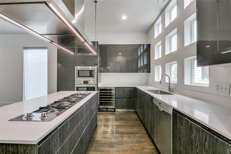 Photo 5 of 27 - 1234 Hyde Ct, Dallas, TX 75215