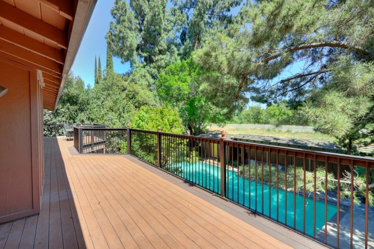 Photo 22 of 70 - 4040 Crondall Dr, Sacramento, CA 95864