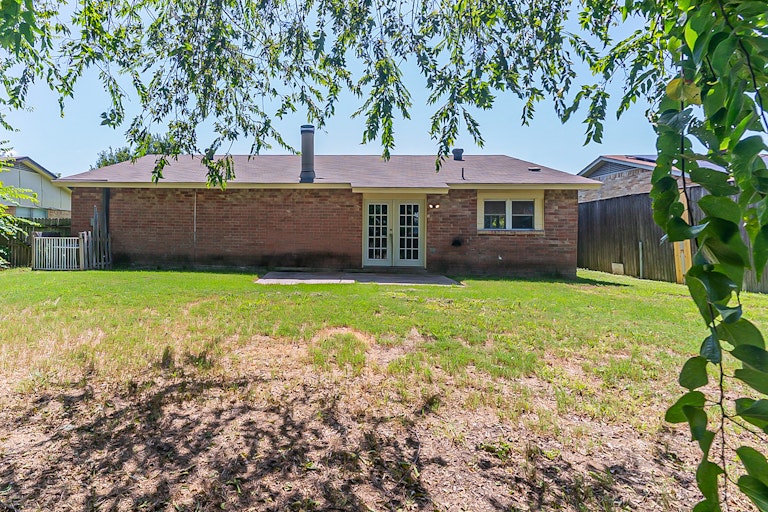 Photo 7 of 23 - 638 Michael Dr, Grand Prairie, TX 75052
