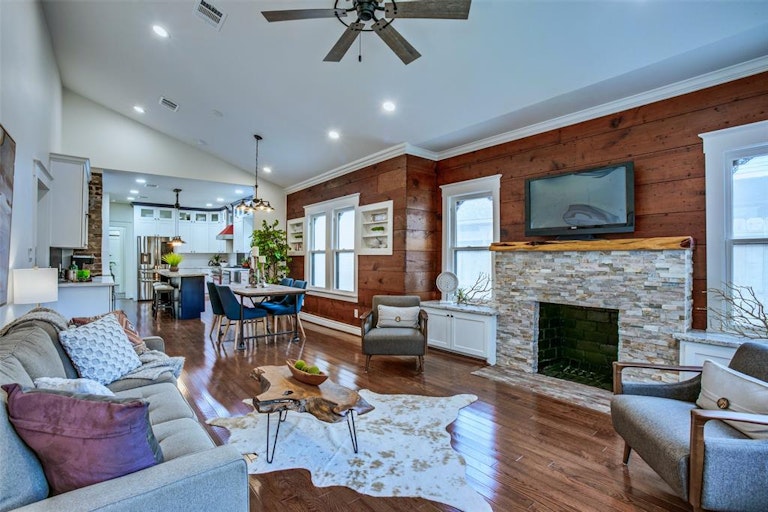 Photo 6 of 38 - 724 W Melwood St, Houston, TX 77009