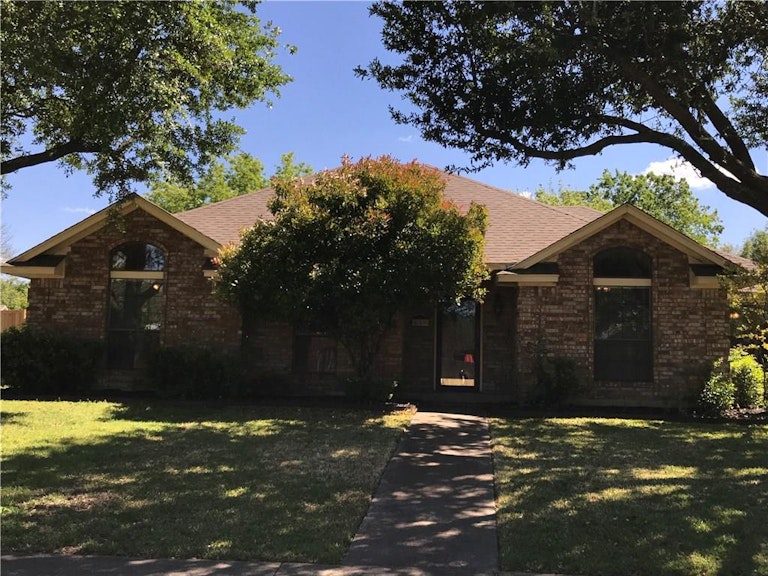 Photo 2 of 30 - 516 Tealridge Ln, Desoto, TX 75115