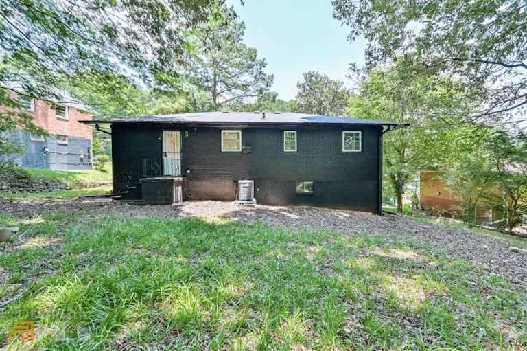 Photo 24 of 26 - 397 Utoy Cir SW, Atlanta, GA 30331