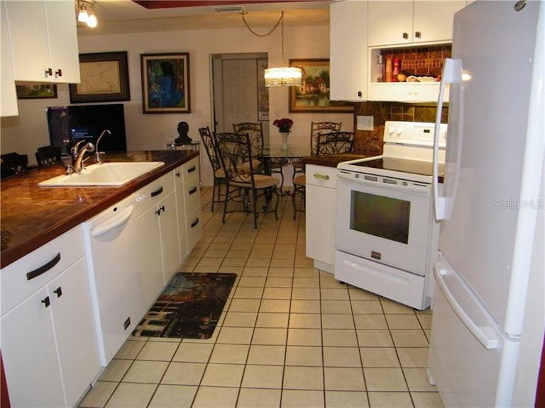 Photo 3 of 16 - 3007 Siesta Dr, Venice, FL 34293